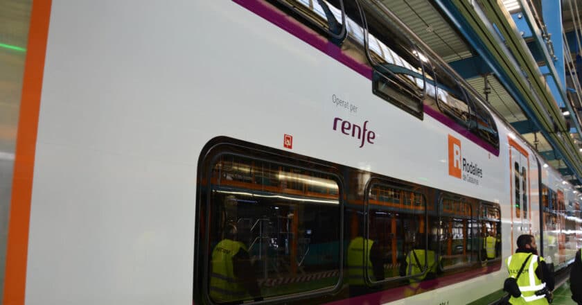 Lateral de un coche de dos pisos de la serie 452 en la factoría de Santa Perpetua de Alstom. © MIGUEL BUSTOS.