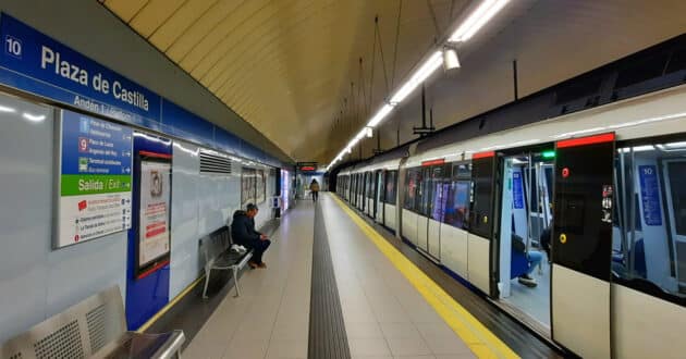 Estação da Plaza de Castilla, com um comboio da série 7000 com destino à Puerta del Sur. (CC BY SA) CARLOS MANUEL RONQUILLO ORDÓÑEZ – Wikimedia Commons. Imagem recortada.
