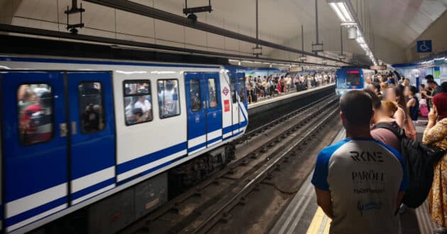 Tribunal station is packed with passengers after waiting more than 5 minutes for the train at 4 pm on a weekday. Both trains are full. © MIGUEL BUSTOS.