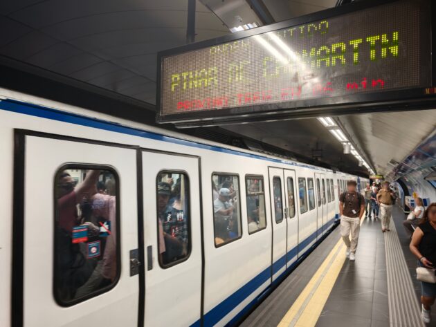 Un tren sale de Tribunal dejado en el andén a algunos viajeros que no cabían tras 5 minutos esperando. Son las cuatro de la tarde y el siguiente llega en 6 minutos. © MIGUEL BUSTOS.