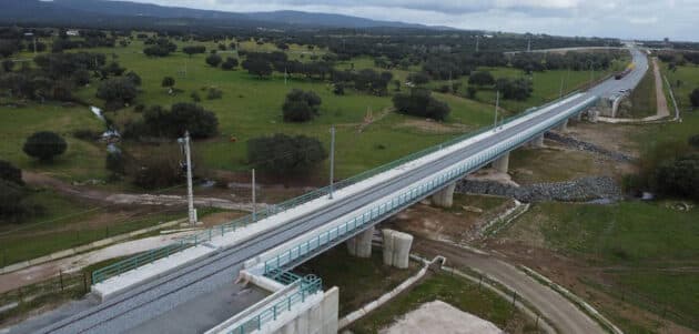 Viaducto de la línea Évora-Elvas en Évora, en el que se aprecia la plataforma para vía doble pero el tablero para vía única. © INFRAESTRUTURAS DE PORTUGAL.