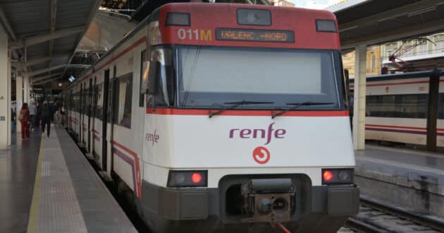 Unidad de la serie 447 de Cercanías en València Estació del Nord. © MIGUEL BUSTOS.