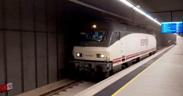 Locomotiva da série 252 da Renfe na nova estação Aeroport T1. © ADIF.