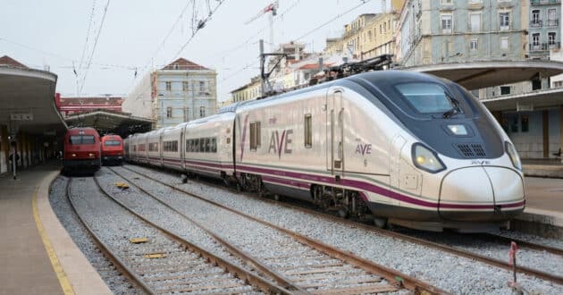 A model of a Series 106 AVE train at Lisbon Santa Apolónia. MIGUEL BUSTOS-GEMINI.