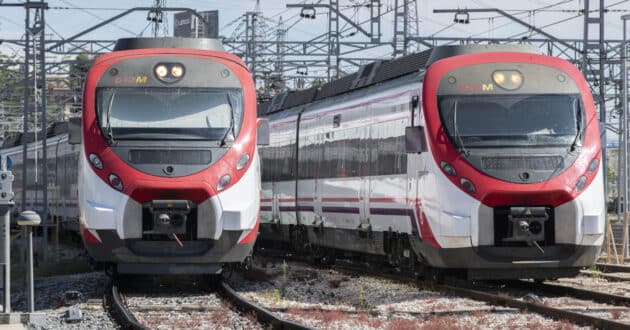 Dos de los trenes Civia 465 transferidos de Madrid a Valoencia. © MINISTERIO DE TRANSPORTES Y MOVILIDAD SOSTENIBLE.