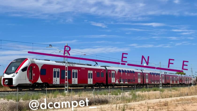 453-002 con la nueva decoración, en la que se lee Renfe en morse. © DCAMPET_ en Instagram. Traducción morse, MIGUEL BUSTOS.