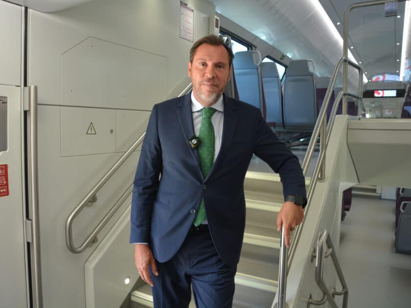 Minister Óscar Puente in a photo for Trenvista during his visit to the train. © CRISTINA TOLOSA.