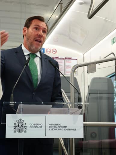 El ministro, que fue el único que tomó la palabra, durante su discurso. © MIGUEL BUSTOS.