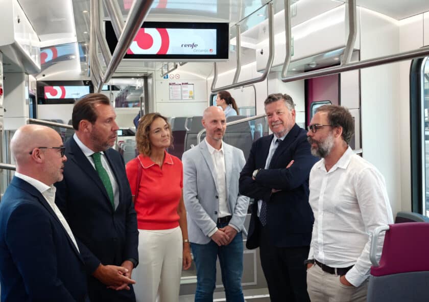 Francisco Martín Aguirre, Óscar Puente, Reyes Maroto, Ignacio Benito Pérez, Íñigo Parra y Álvaro Fernández Heredia durante la visita al tren. © MIGUEL BUSTOS.