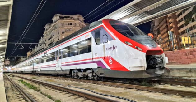 Un tren de la serie 465 en la estación de València Nord. © SIGER42.